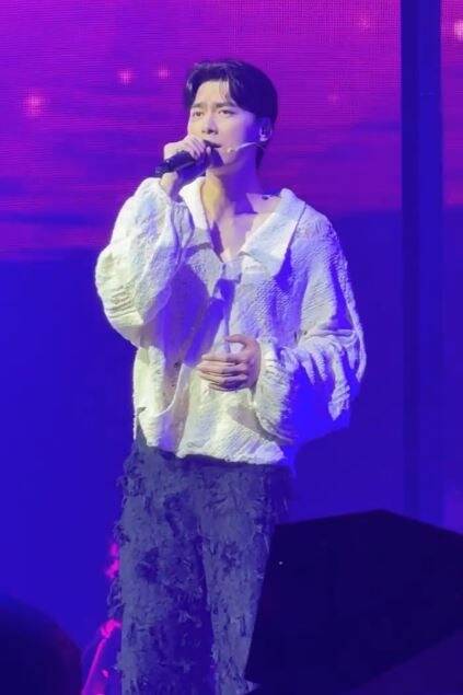 今年4月李易峰在泰國舉辦《綠海之約》演唱會。（翻攝自微博）