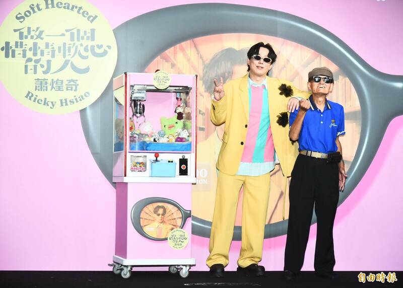 李炳輝（右）與蕭煌奇在現場一同挑戰娃娃機。（記者陳奕全攝）