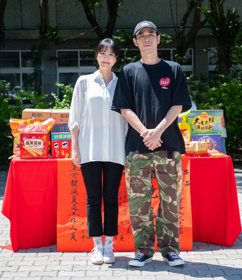 魏蔓（左）、黃騰浩在《轉角那間心藥局》飾演夫妻。（大愛電視提供）