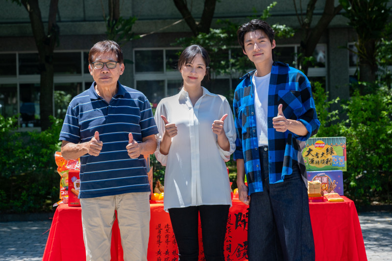 梁修身（左起）、魏蔓、劉育仁出席《轉角那間心藥局》開鏡儀式。（大愛電視提供）