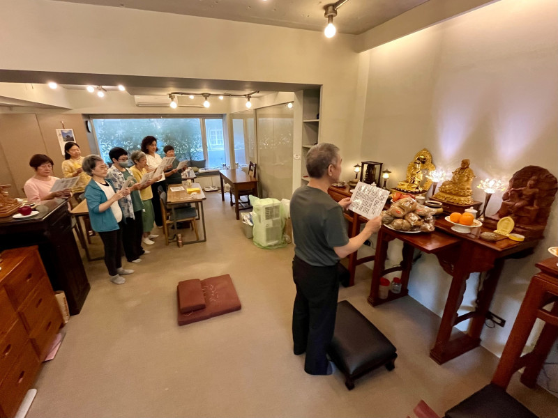 麗澤家人．恩澤堂的彭繼祖老師表示，農曆七月其實是吉祥月，用慈悲心多行善、少行惡。（曹金鈴提供）