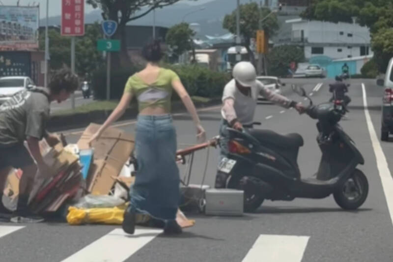 回收阿北騎車摔跤！「天王級父女」衝下車協助 暖舉感動全網