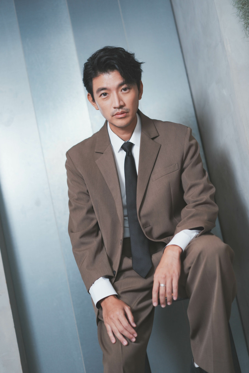 曾少宗在舞台劇《你的故事我的夢》一人分飾兩角。（寬宏藝術提供）