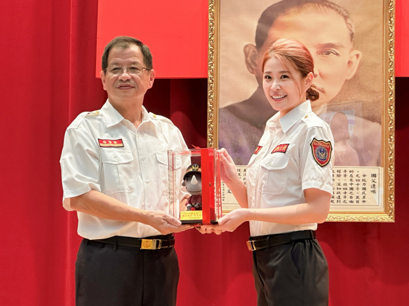 李燕暖舉曝光!捐「救災神器」護消防員 談到原因秒落淚