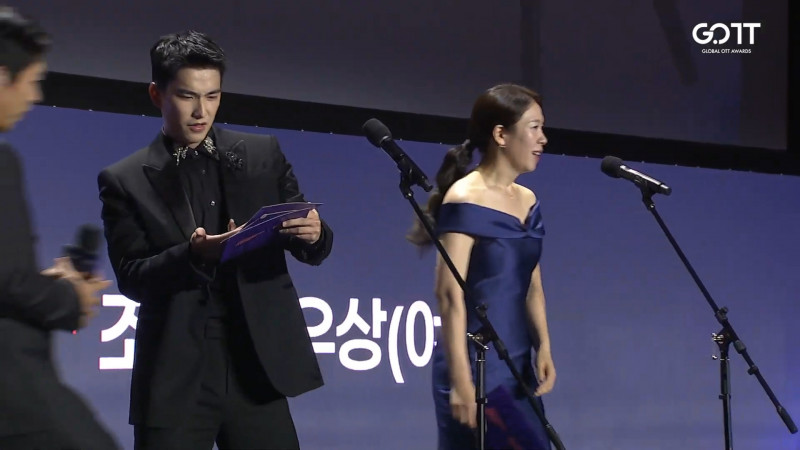 曾敬驊（左）一臉詫異，請朱鐘赫幫他看一下。（翻攝自YouTube）