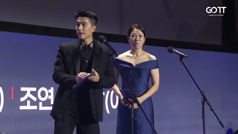 曾敬驊（左）慌張討救兵。（翻攝自YouTube）