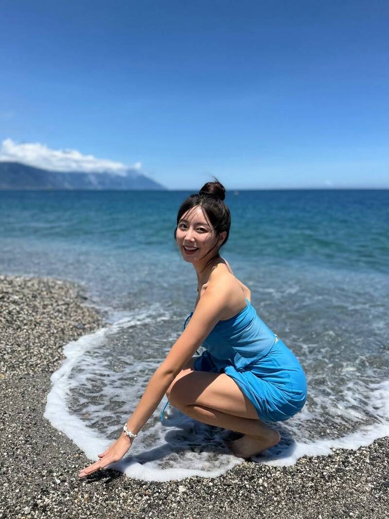 安芝儇開心玩水，笑得像個孩子。（翻攝自IG）