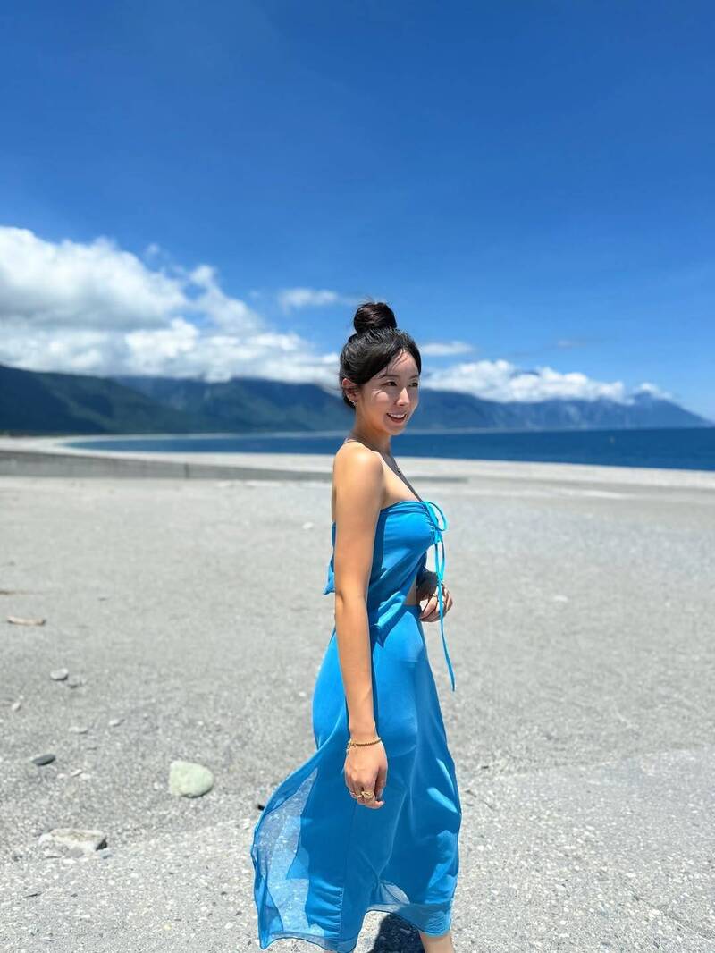 安芝儇梳著包包頭，穿上性感藍色洋裝，彷若美人魚。（翻攝自IG）