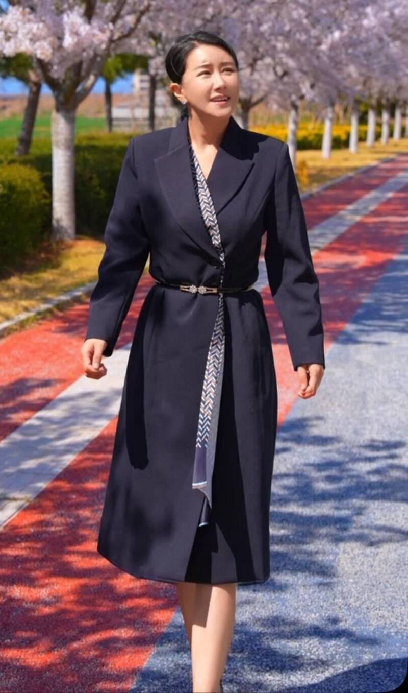 她有兩段婚姻，自嘲高齡產婦。（香港星島日報）