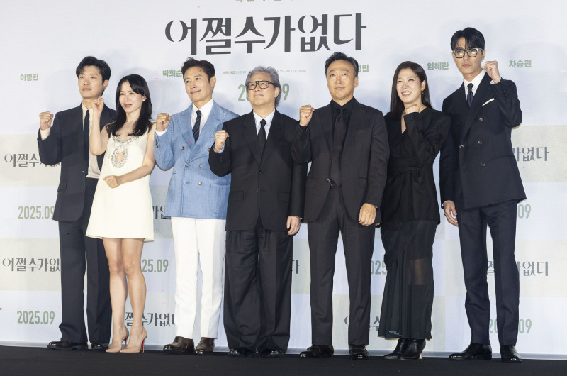 朴熹洵（左起）、孫藝真、李炳憲、朴贊郁、李星民、廉惠蘭、車勝元出席《徵人啟弒》記者會。（達志影像）