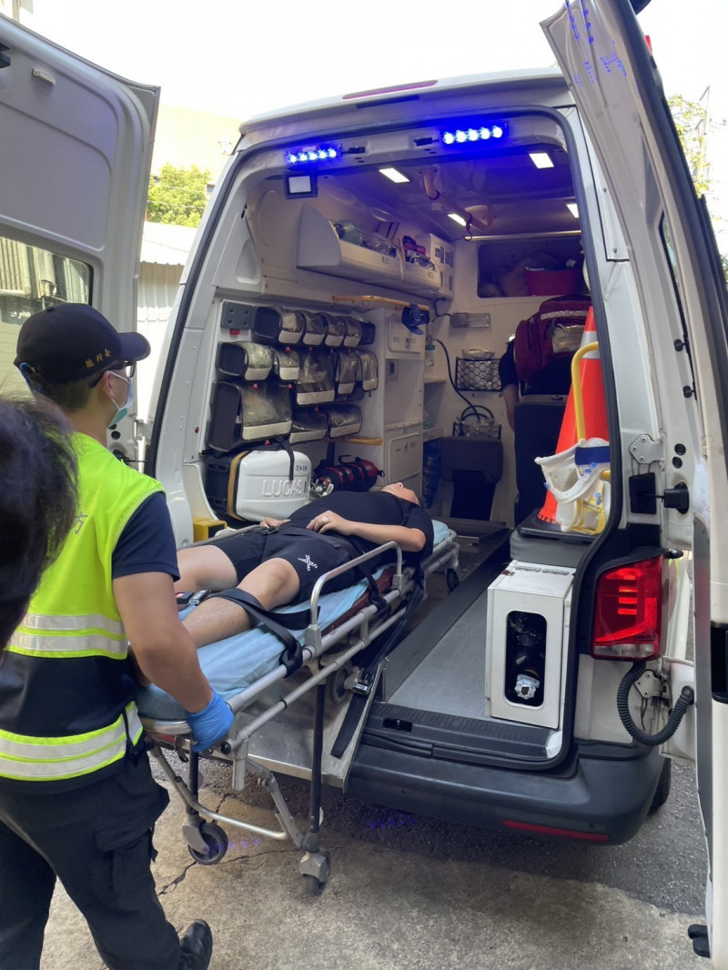 賓賓哥今還上了救護車。（泰霸團隊提供）