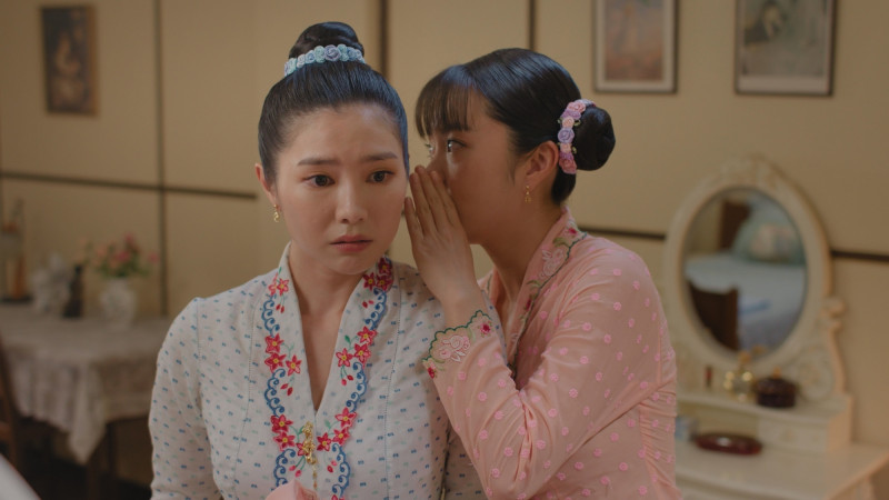 黃晶玲（左）在《小娘惹之翡翠山》受黃暄婷挑撥，找了叔叔替她。（華視提供）