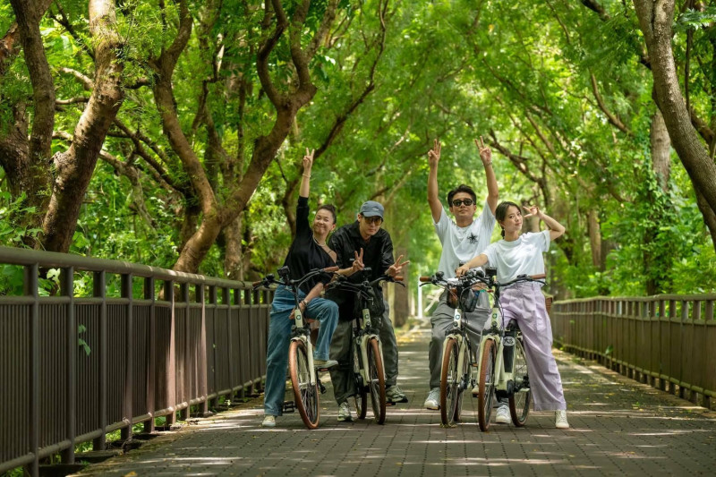 六月、李玉璽、謝承均和項婕如台中遊嗨騎自行車。（翻攝自臉書）