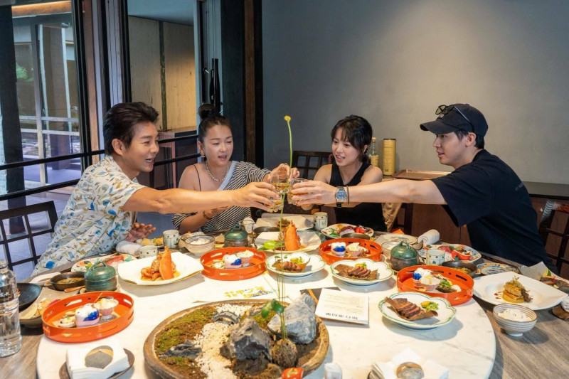 謝承均、六月、項婕如與李玉璽在《花甲少年趣旅行》有吃有喝，玩得超開心。（翻攝自臉書）