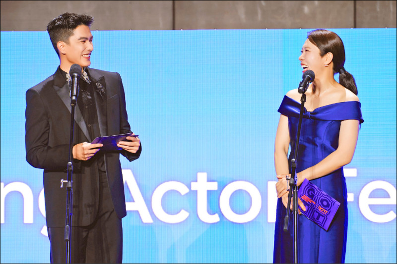 曾敬驊（左）在全球OTT大獎頒獎，驚慌見證「國民媽媽」廉惠蘭奪最佳女配角。（台北電影節提供）