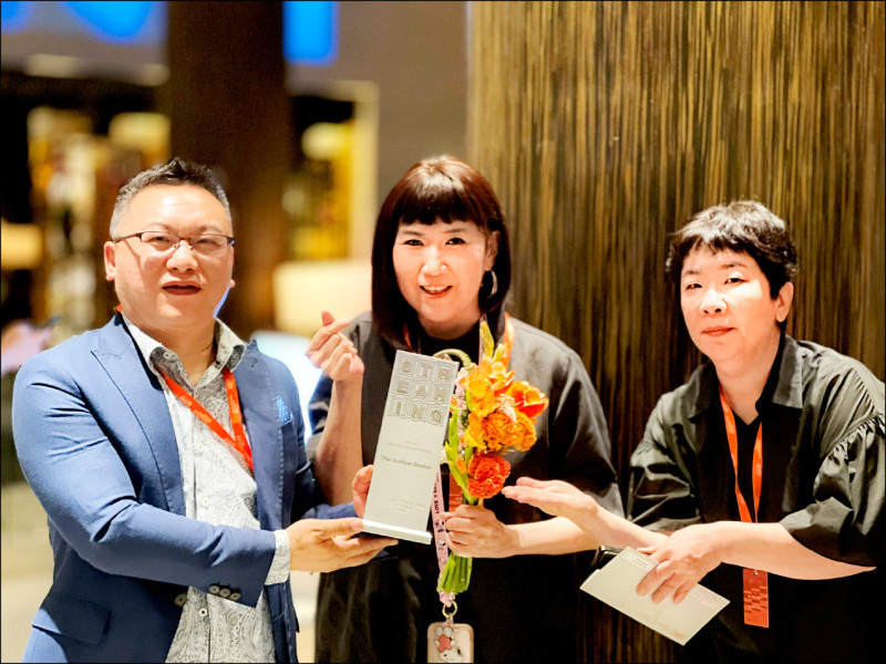 《化外之醫》製作人湯昇榮（左起）及編劇張世嫺、温郁芳出席全球OTT大獎領獎。（公視、中華電信、瀚草文創提供）