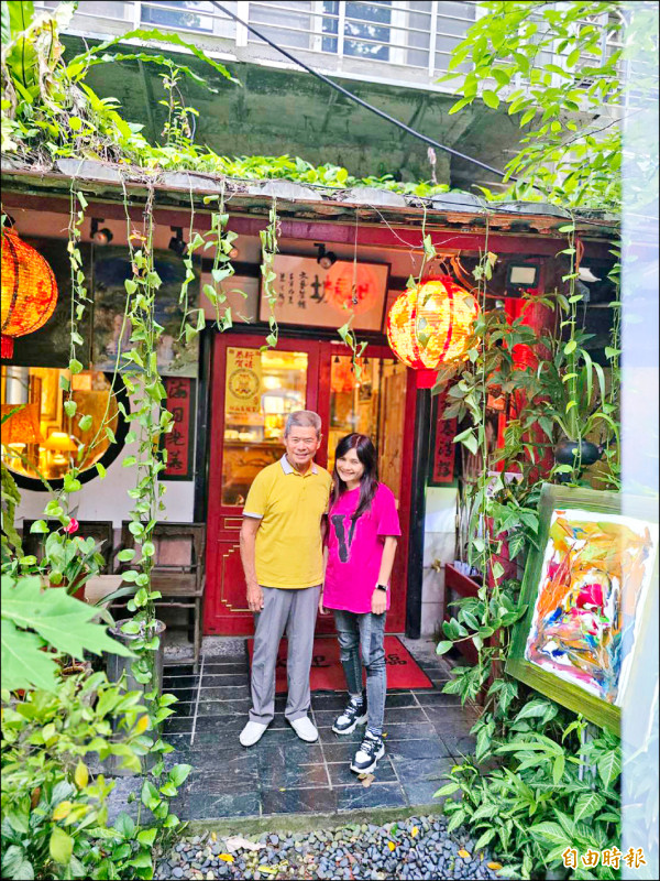 胡如虹（右）和她的藝人朋友吳楚楚。（記者潘少棠攝）