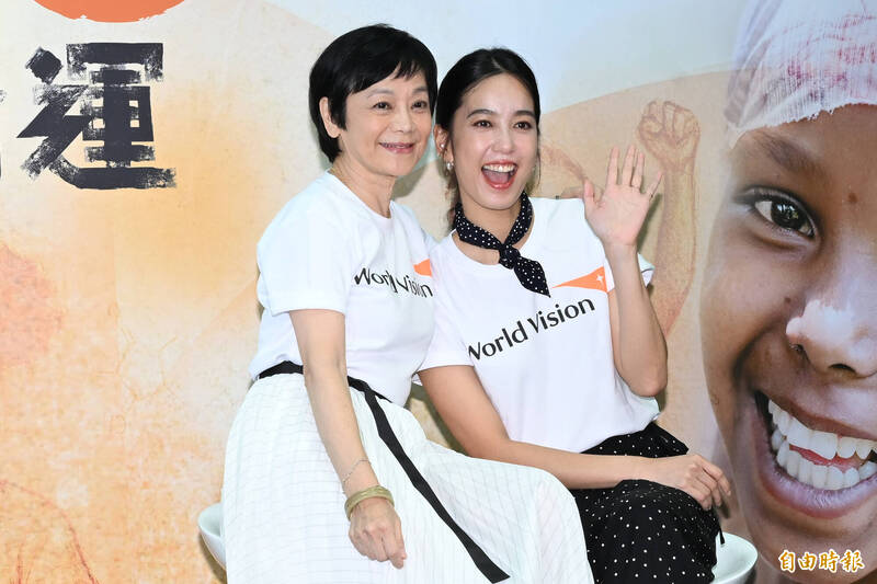 張艾嘉（左）、陳庭妮擔任台灣世界展望會「1000女孩影像展」代言人。（記者胡舜翔攝）