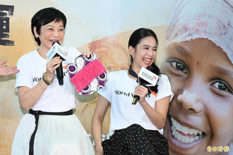張艾嘉（左）、陳庭妮擔任台灣世界展望會「1000女孩影像展」代言人。（記者胡舜翔攝）