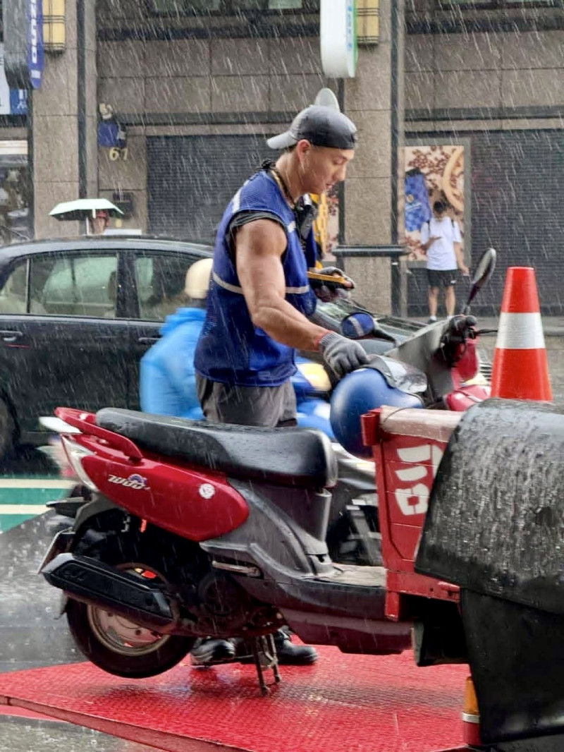 孟慶豪工作時的帥氣英姿被拍下，被許多網友激讚撞臉韓星蘇志燮。（翻攝自臉書）