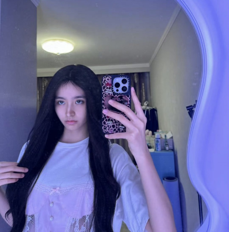 金子涵清空社群宣布退出演藝圈。（翻攝自微博）