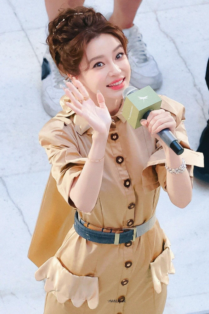 Angelababy特意繞場一周，貼心照顧每個角落的粉絲視線。（翻攝自微博）