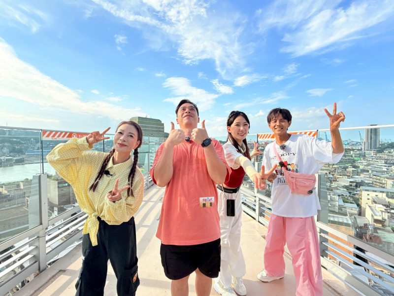 啦啦隊女孩自揭情史帶隊遊基隆 海邊「一秒到埃及」阿翔看傻