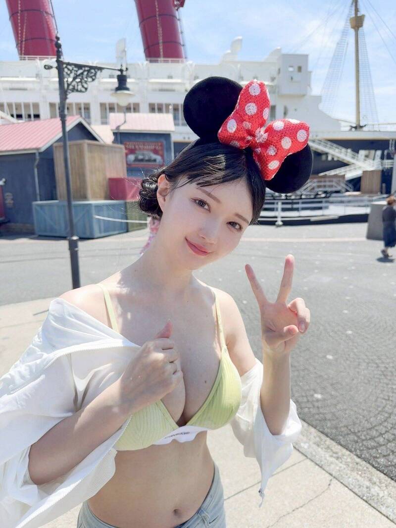 東京海洋迪士尼日前出現一名正妹穿著清涼逛園區。（翻攝自X）