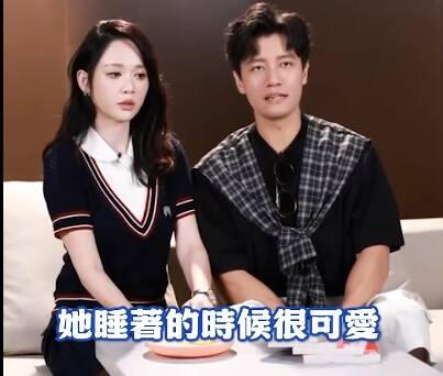 Alan（右）大讚陳喬恩睡著的時候很可愛。（翻攝自微博）