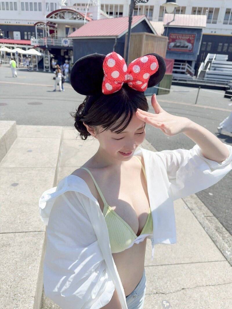 迪士尼海洋收到大量家長投訴，認為女子穿著過於暴露。（翻攝自X）