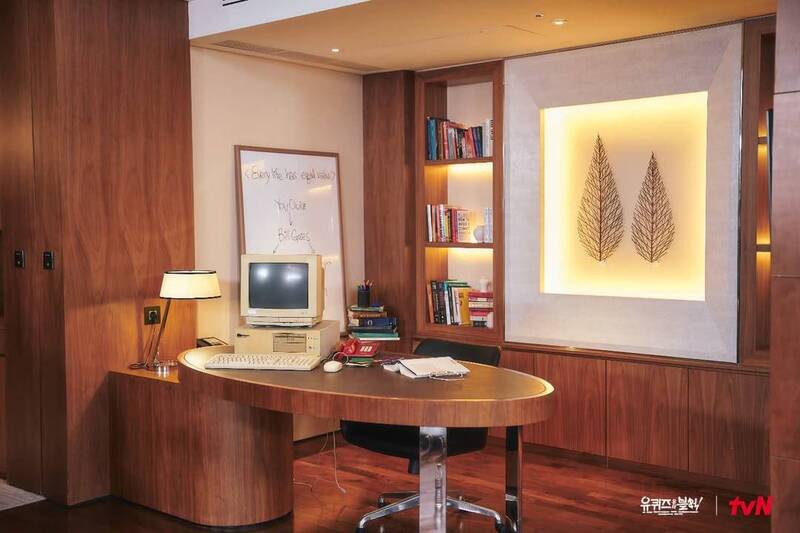 節目組打造比爾蓋茲辦公室場景。（翻攝IG）