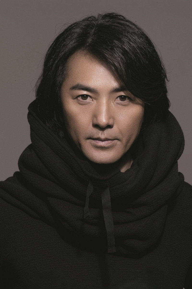 鄭伊健否認退休，謙虛的說「要看人家喜不喜歡你」。（Lam & Lamb Entertainment Limited提供）