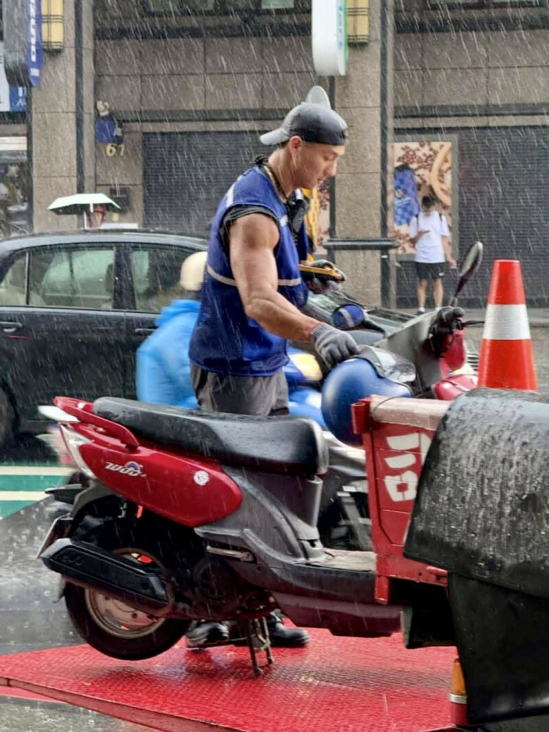 孟慶豪工作時的帥氣英姿被拍下，被許多網友激讚撞臉韓星蘇志燮。（翻攝自臉書）