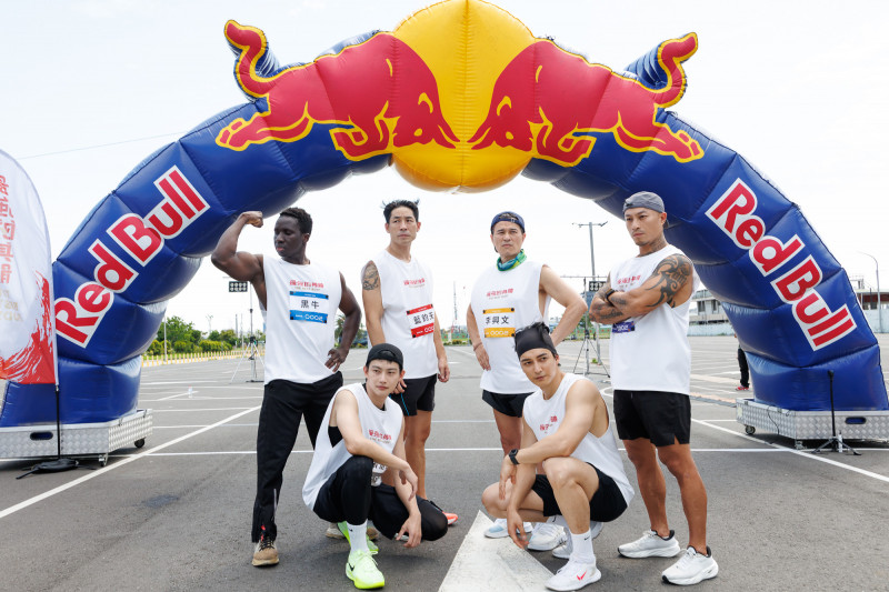 《最強的身體》左起黑牛、張庭瑚、藍鈞天、李興文、王家梁、林三福帥氣對決。（好看娛樂提供）