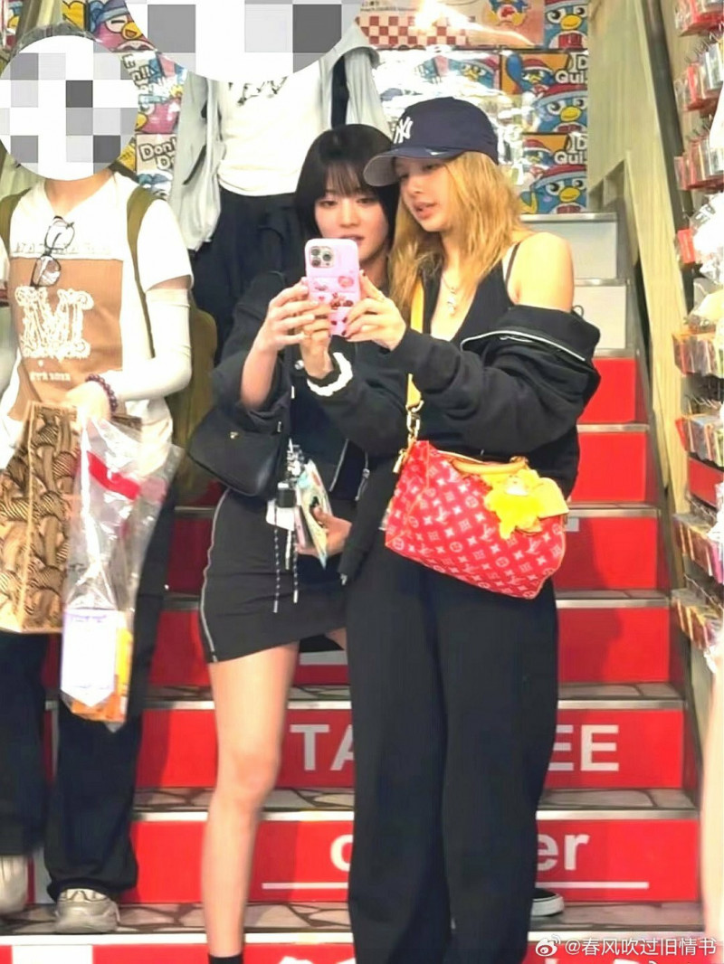 Lisa（右）與Minnie在東京逛街合影。（翻攝自微博）