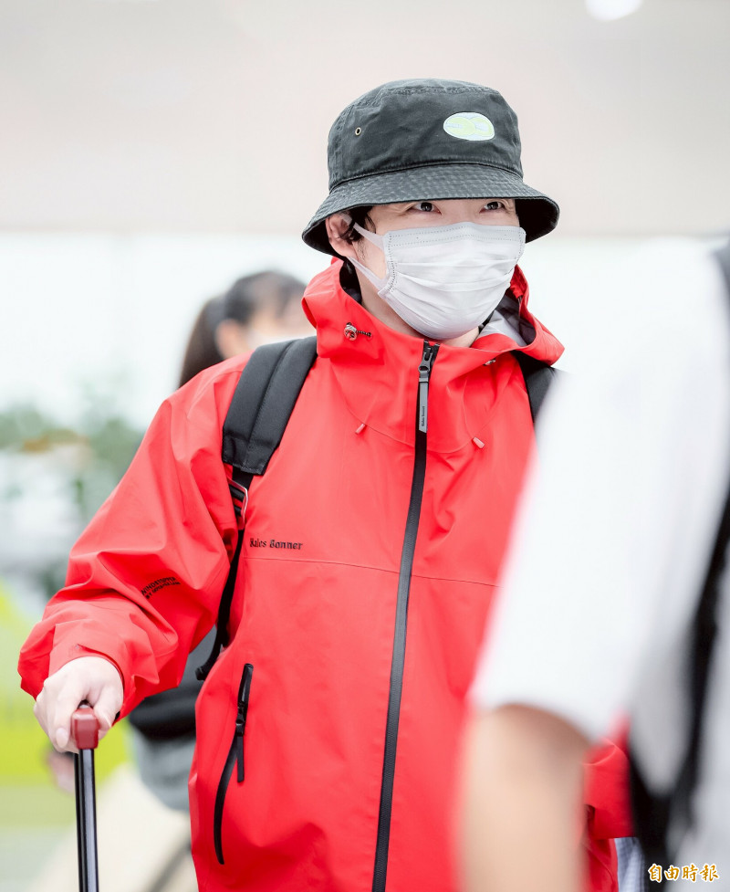 (獨家直擊)星野源婚後首來台!新垣結衣老公悄抵松山機場