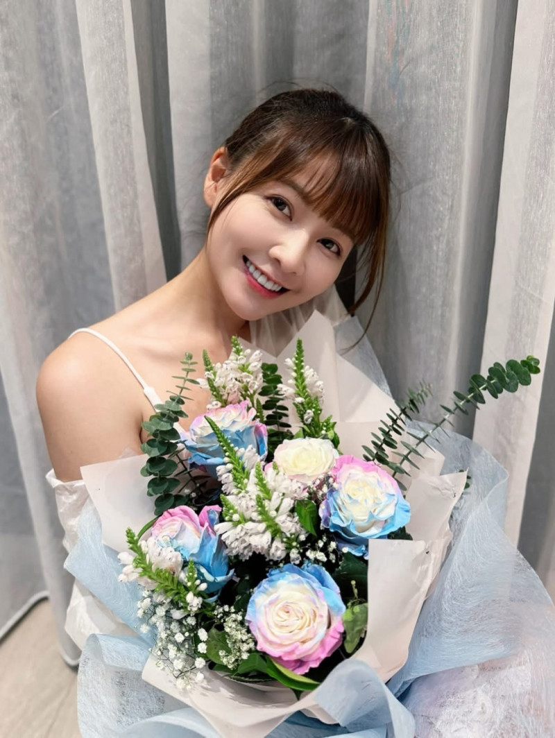 謝京穎收工返家，收到老公張書偉送的七夕花束。（翻攝自Instagram）