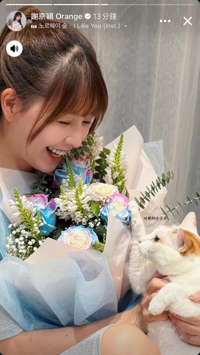 謝京穎收到老公張書偉送的七夕花束笑開懷。（翻攝自Instagram）