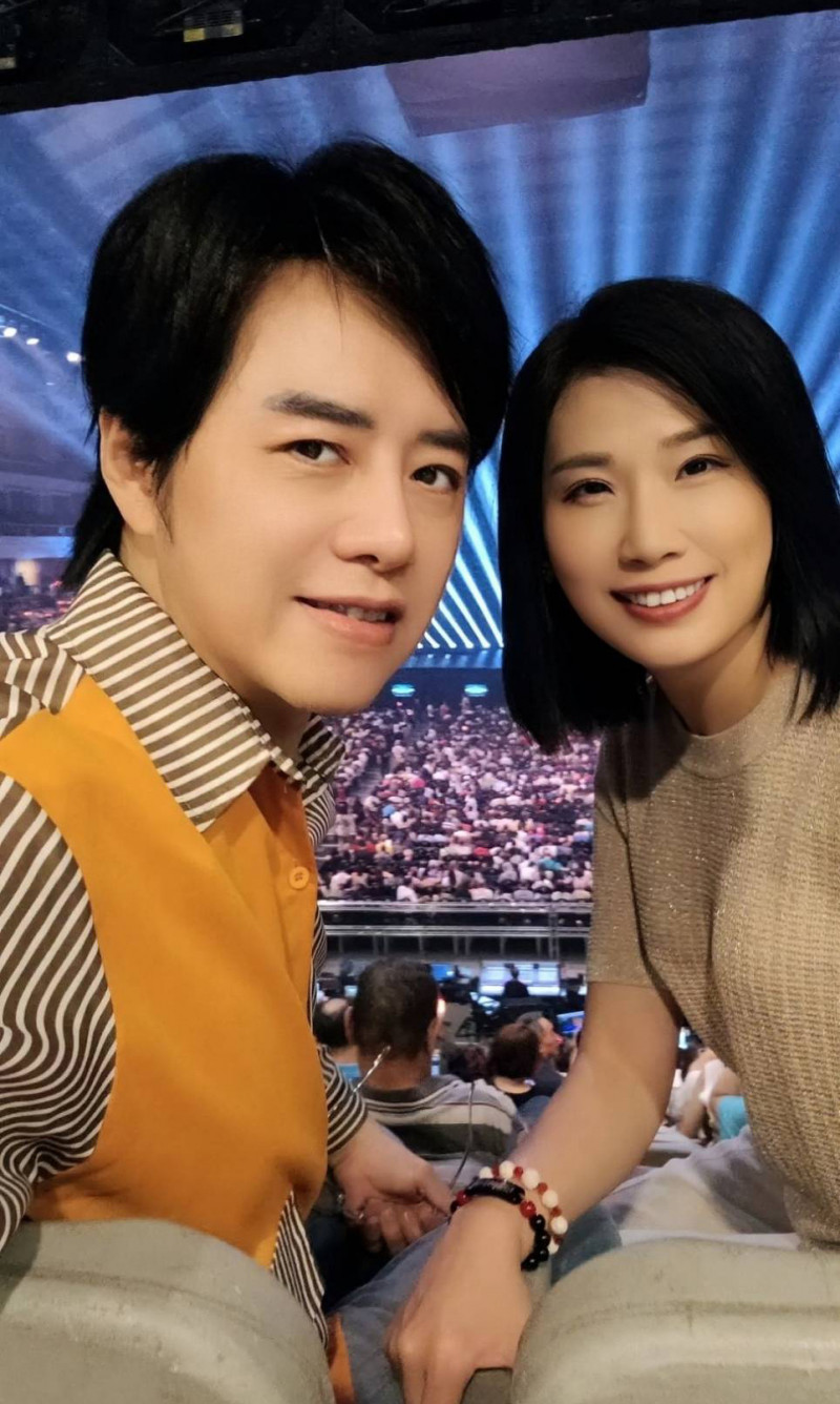 「小江蕙」余秀娟與恩師廖偉志一起追星。（百福唱片提供）