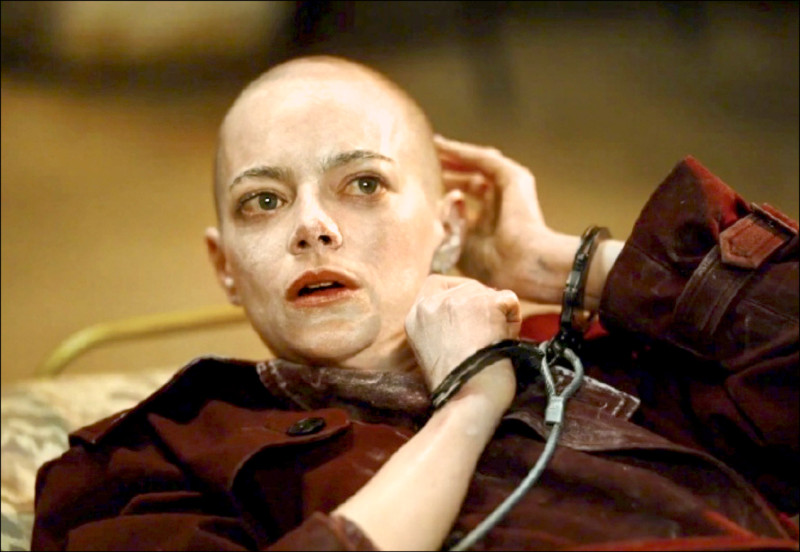 艾瑪史東在《暴峰尼亞》光頭造型亮相驚豔眾人。（翻攝自YouTube）