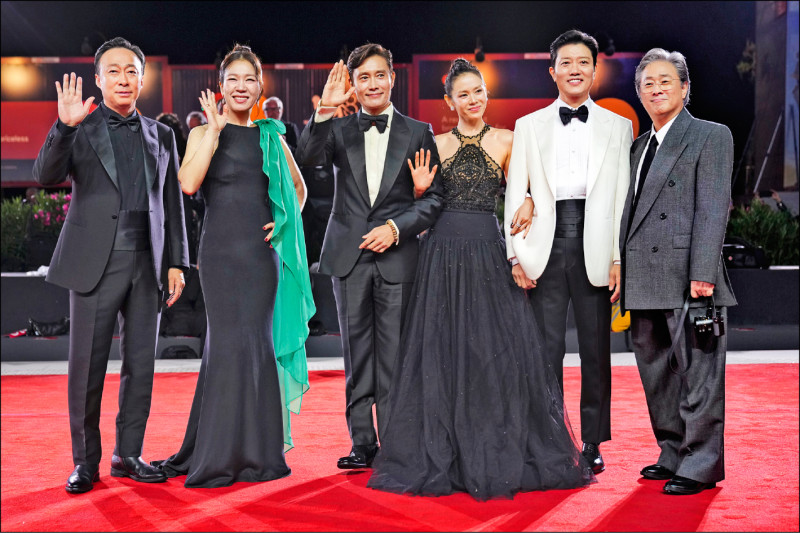 李星民（左起）、廉惠蘭、李炳憲、孫藝真、朴喜洵及導演朴贊郁一起踏上威尼斯紅毯，受到熱烈歡迎。（美聯社）