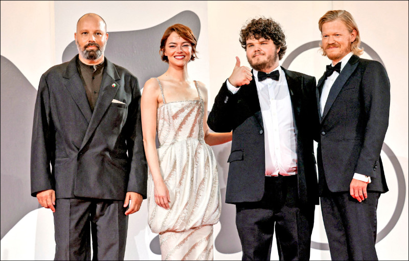 導演尤格藍西莫（左起）、艾瑪史東、艾丹戴爾比斯、傑西普萊蒙前進威尼斯宣傳《暴蜂尼亞》。（路透）