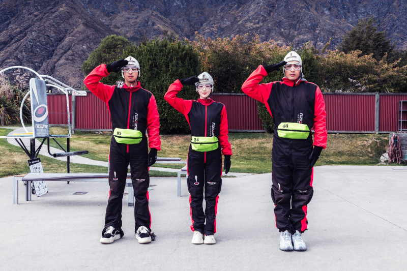 陳柏霖（左起）、葉舒華和黃宣全副武裝準備跳傘。（出去一下提供）