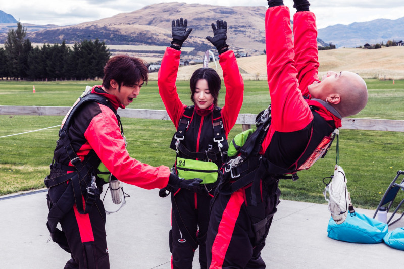 陳柏霖（左起）、葉舒華和黃宣完成15000英呎高空跳傘挑戰。（出去一下提供）
