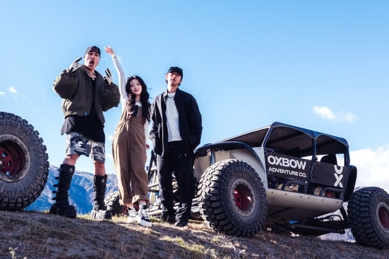 黃宣（左起）、葉舒華、陳柏霖享受越野車高速奔馳的刺激。（出去一下提供）