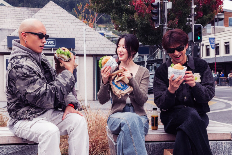 黃宣（左起）、葉舒華、陳柏霖品嘗全世界最好吃的漢堡。（出去一下提供）