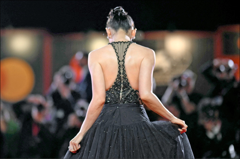 孫藝真健身有成，在紅毯上曬出白皙裸背美翻天。（法新社）