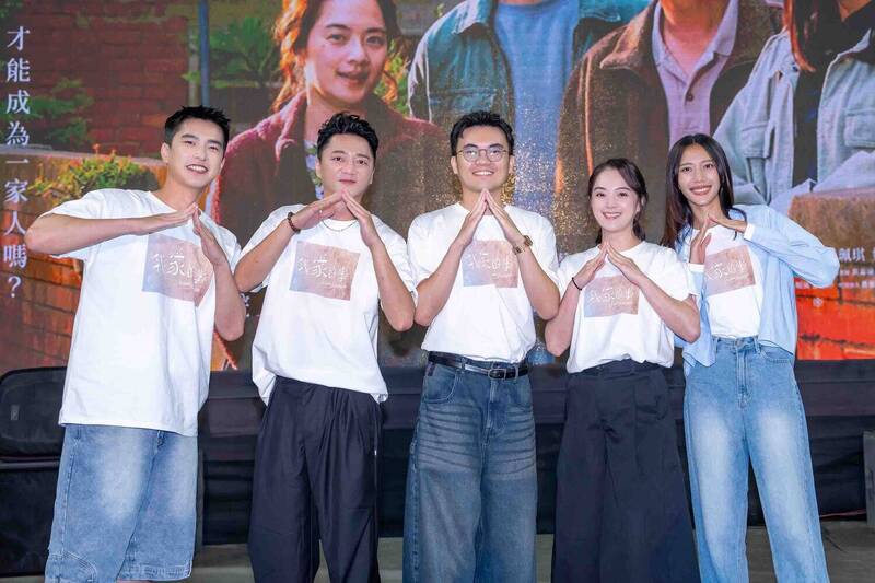 電影《我家的事》風光返鄉舉辦盛大首映，導演潘客印（中）帶領主演回到電影拍攝地彰化社頭，演員都直呼回憶滿滿。演員曾敬驊（左起）、藍葦華、導演潘客印、高伊玲、黃珮琪。（牽猴子提供）