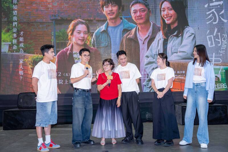 電影《我家的事》社頭首映會，潘客印媽媽（左三）盛裝蒞臨，更配戴演員們在大阪亞洲影展獲獎送的「珍珠項鏈」，讓主演們又驚又喜。曾敬驊（左起）、導演潘客印、導演媽媽、藍葦華、高伊玲、黃珮琪。（牽猴子提供）