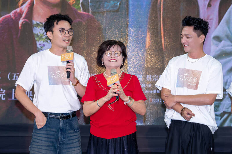 《我家的事》導演潘客印（左起）與媽媽同台，右為藍葦華。（牽猴子提供）